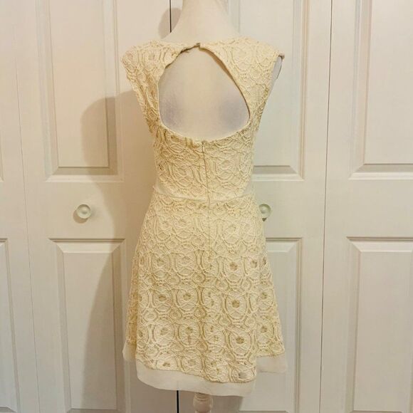 Urban Outfitters Kimchi Blue Cream Medallion Lace Fit and Flare Dress Size 6 - Picture 7 of 13